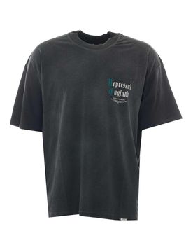 Rappresenta la T-shirt nera macchiata