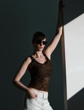 Blusa in pizzo con spalline e finitura con volant - marrone scuro