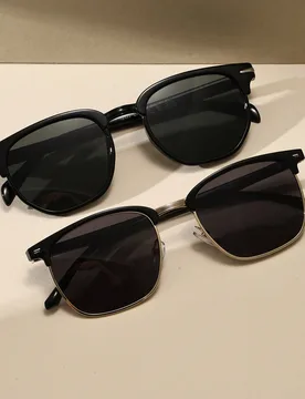 Piezas de gafas de sol casuales para hombres y mujeres, marco cuadrado retro de plástico negro, gafas de moda estilo clásico decorativas para uso di - Shein - FashionsVida