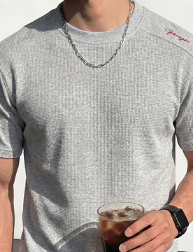Pieza Camiseta de hombre, camiseta de manga corta de cuello redondo con logotipo rojo bordado de textura gris, de tela de punto suave y cómoda, de es - Shein - FashionsVida