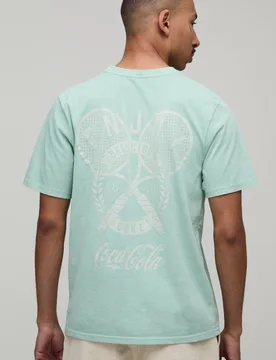 Herren Normal Geschnittenes Baumwoll-T-Shirt Mit Coca Cola Tennis-Lizenzaufdruck Sage Größe Small - boohooMAN - FashionsVida