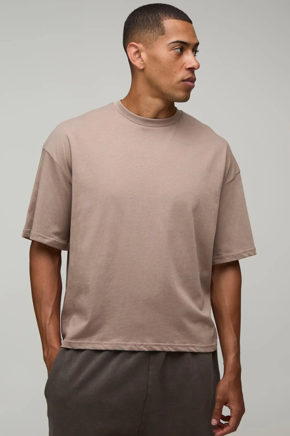 Herren Basic Übergroßes Kastenförmiges Rundhals-Oberteil Mocha Größe Large - boohooMAN - FashionsVida