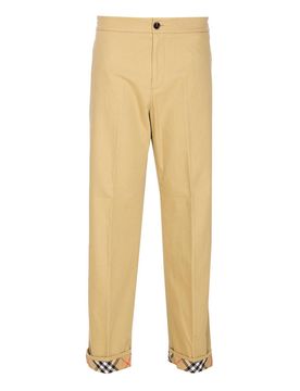Controlla i pantaloni del logo