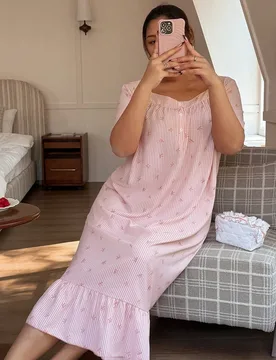 Camisón de manga corta holgado de largo medio con volantes, estampado de rayas y moño en talla grande, color rosa - Shein - FashionsVida