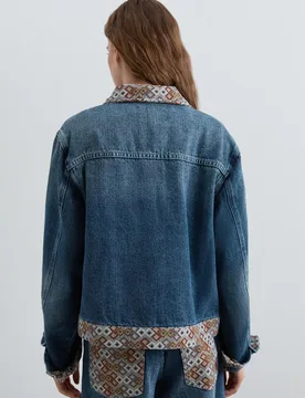 Cazadora vaquera de mujer regular fit con detalles étnicos - Scalpers - FashionsVida