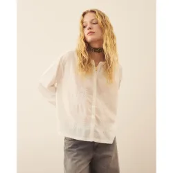 Blusa de mujer con bordados allover