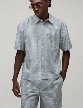 Herren Mikro-Karo Kastenförmiges Übergroßes Besticktes Hemd & Shorts Set Blue Größe Small - boohooMAN - FashionsVida