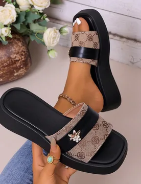 Nuevas sandalias de mujer tipo slip-on, con parte superior de cuero, pantuflas holgadas, tacón de cuña, suela gruesa, para atuendos de verano - Shein - FashionsVida