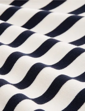 Jersey de manga larga de mujer con cuello redondo, detalle de botones en el hombre y diseño de rayas - Tom Tailor - FashionsVida