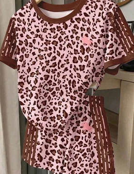 Conjunto de 2 piezas de camiseta de manga corta y cuello redondo y pantalones cortos, estilo retro deportivo de moda con bloques de color rosa y marr? - Shein - FashionsVida