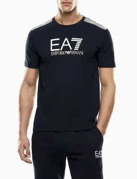 T-shirt mezza manica blu in cotone con stampa logo frontale e dettagli a righe - EA7 - FashionsVida