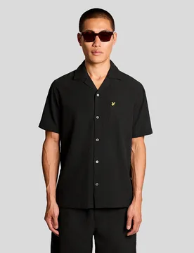 Men's Short Sleeve Crinkle Resort Shirt in Black - Lyle & Scott - FashionsVida