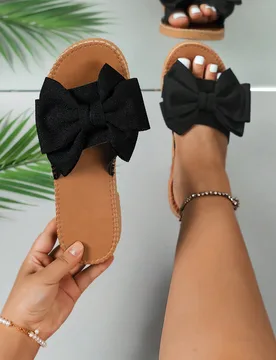 Sandalias planas de vacaciones con decoración de lazo de una sola banda deslizante para mujeres, zapatos sueltos y cómodos también adecuados para p - Shein - FashionsVida