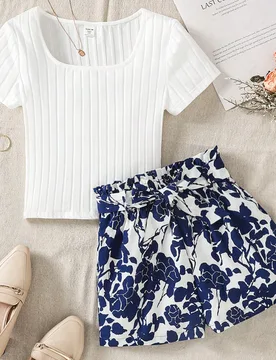 Conjunto de dos piezas de camiseta de punto acanalado blanco sólido y pantalones cortos con estampado floral y cinturón para adolescentes, adecuado - Shein - FashionsVida