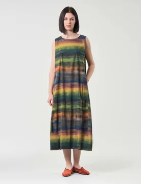 Abito lungo senza maniche in cotone stretch dalla linea a uovo a fantasia multicoloree sfumata - Jurerê - FashionsVida