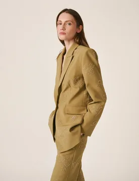 Blazer de mujer confeccionada en crepe con detalles bordados - Alma en Pena - FashionsVida