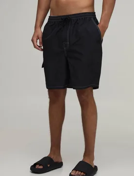 Herren Badeshorts Mit Kontrastnähten Und Cargotaschen In Mittlerer Länge Black Größe 2XL - boohooMAN - FashionsVida