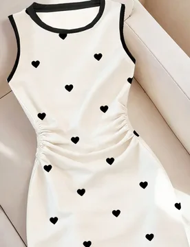 Vestido sin mangas con estampado de corazones en blanco y negro, vestido ajustado cómodo para vacaciones de verano para adolescentes, atuendos casual - Shein - FashionsVida