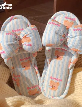 Par de cómodas pantuflas planas de interior casuales para pareja, con diseño de oso de burbujas de viento y lazo, de lino, aptas para todas las esta - Shein - FashionsVida