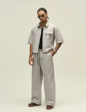 Ropa casual de uso diario, conjunto de camisa de manga corta con cremallera y pantalones de pierna ancha a rayas teñidas en hilo para hombres en vaca - Shein - FashionsVida