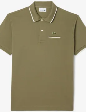 Polo de hombre corte clásico con detalle en el bolsillo de manga corta - Lacoste - FashionsVida