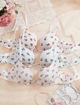 Set de 3 piezas de sujetador con aros y ropa interior floral diminuta para mujer - Shein - FashionsVida