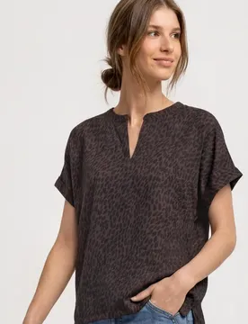 Shirt mit Strukturmix und Split Neck female Braun