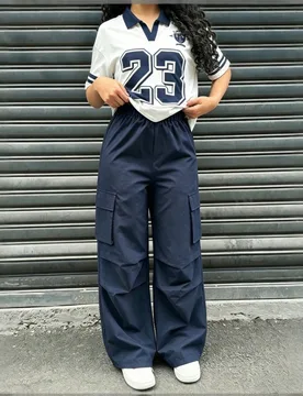 Conjunto de camiseta de polo de manga corta con estampado digital y pantalones cargo de estilo deportivo casual para niña preadolescente - Shein - FashionsVida