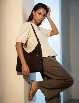 Blusa con scollo a V con balza in viscosa con misto lino - nude