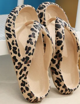 Sandalias de playa de verano para mujer con suela gruesa de plástico, estampado de leopardo casual tipo nube, chanclas de moda con estampado de leopa - Shein - FashionsVida