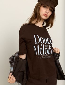 T-shirt in cotone con scritta - marrone scuro