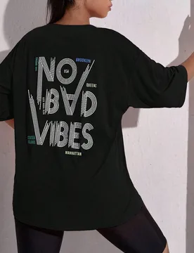 Camiseta deportiva transpirable ligera con estampado de letra - Shein - FashionsVida