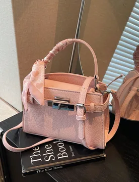 Un bolso de mano de mujer de color rosa pálido premium y exclusivo, con un elegante adorno de pañuelo de seda; un bolso de hombro elegante y sofisti - Shein - FashionsVida