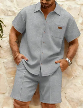 Conjunto de 2 piezas para hombre, camisa de manga corta con solapa y bolsillo de un solo pecho & pantalones cortos con cordón, traje casual de verano - Shein - FashionsVida