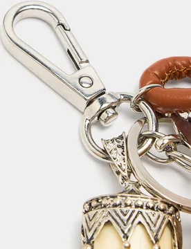 Llavero con charm de pompón y abalorios - Parfois - FashionsVida