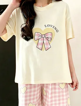 Conjunto de pijama cómodo para mujer con estampado de corazón, cuadros, lazo y letras - Top de manga corta y cuello redondo [Camiseta] y pantalones - Shein - FashionsVida