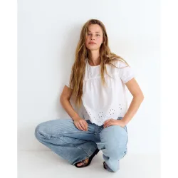 Blusa de mujer de manga corta con detalles