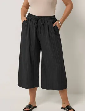 Women's Textured Crop Trousers in Black Size: 30-32 - Black - Size: 30-32 - Yours - FashionsVida