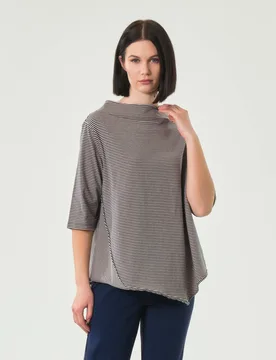Top a righe blu e beige con collo a cratere e fondo asimmetrico - Jurerê - FashionsVida