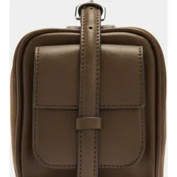 Bolso de hombro mediano rectangular y alargado con cierre de cremallera