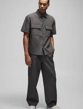 Herren Oversized Technical Plissee Cargo-Taschen Hemd Charcoal Größe Large - boohooMAN - FashionsVida
