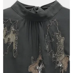 Blusa de mujer de manga larga fluida semitransparente con bordados y abalorios