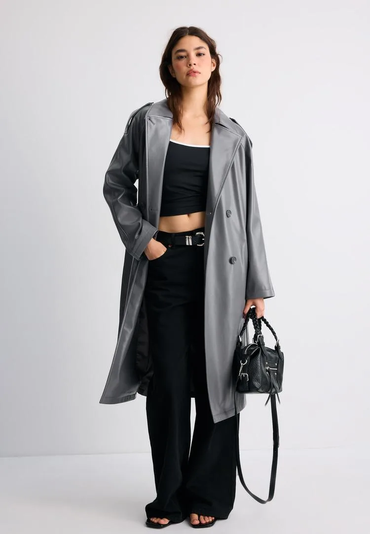 Langer Trenchcoat in Kunstlederoptik Graumeliert S - Stradivarius - FashionsVida