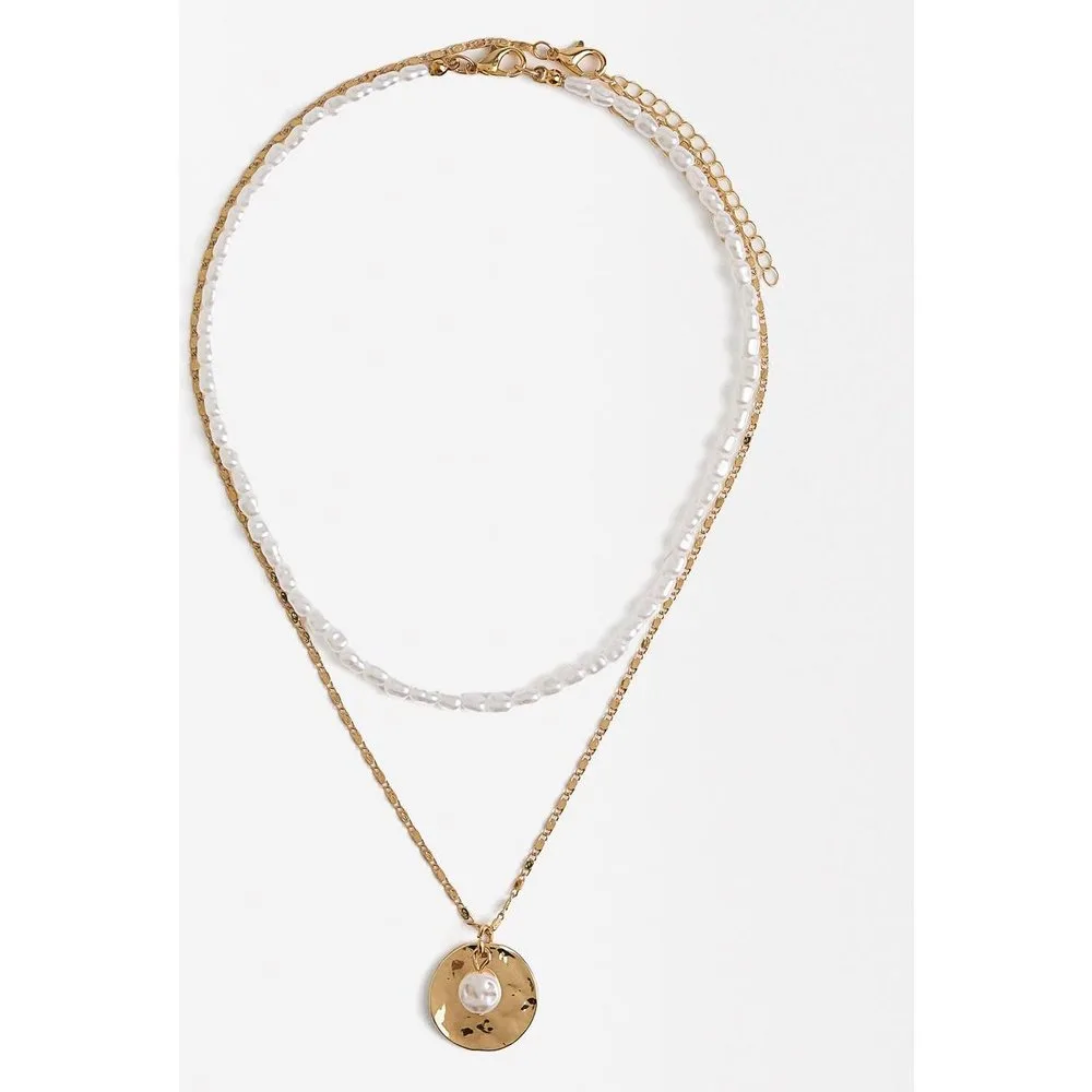 Collar doble de eslabones y perlas con medalla en - Parfois - FashionsVida