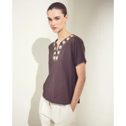 Camiseta de mujer con cuello desmentido y bordado