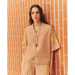 Camisa de mujer con bordado geométrico