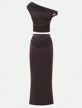 Vestido maxi ajustado con hombro asimétrico de color marrón oscuro para niña preadolescente, de tela elástica y drapeada, con diseño de pliegues