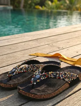 Sandalias de dedo con cobertura total de strass y suela con textura de madera sintética, ajuste ancho, brillo todo el día, chanclas planas de moda p - Shein - FashionsVida