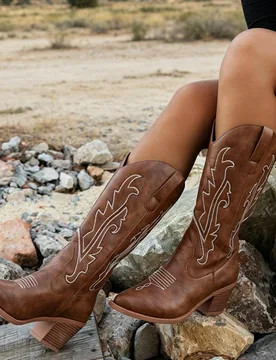 Nuevas Botas Vaqueras Vintage para Mujer, Color Marrón, Punta Afilada, Bordadas, Tacón Alto Grueso, Botas de Montar hasta la Pantorrilla con Tirador - Shein - FashionsVida