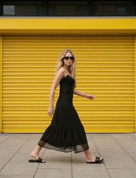 Abito midi con spalline e volant - nero